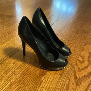 Guess 6.5 M platform peep toe pumps black